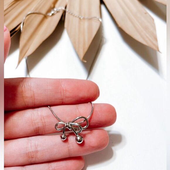 Silver bow necklace A171 - Picture 3 of 3